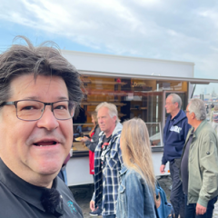 Meta Quest 应用萨姆和马库斯 德国汉堡港鱼市探险 – VR 旅行 - Sam and Marcus Hamburg Harbor Fish Market Adventure Germany – VR Travel VR游戏封面